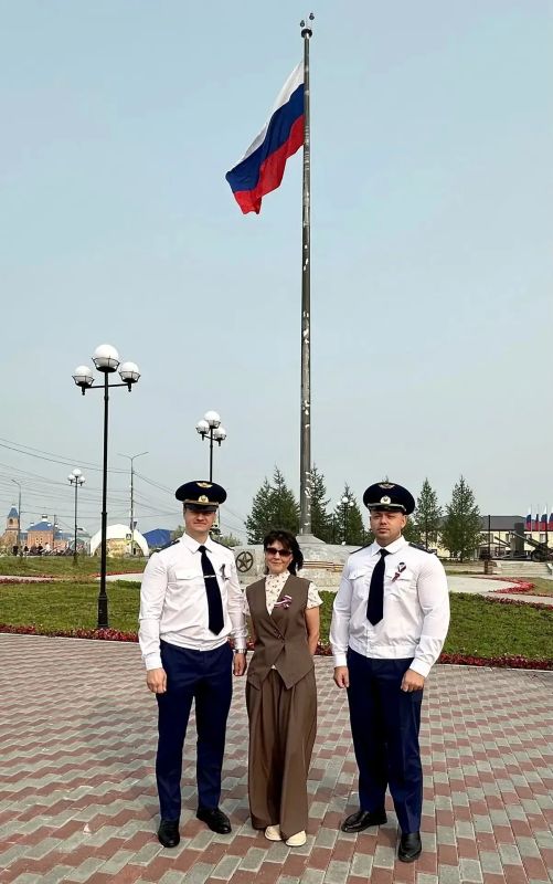 В день празднования Дня государственного флага Российской Федерации работники прокуратуры Тазовского района приняли участие в торжественной церемонии поднятия государственного символа страны В день празднования Дня государственного флага Российской Федерации работники прокуратуры Тазовского района приняли участие в торжественной церемонии поднятия государственного символа страны
