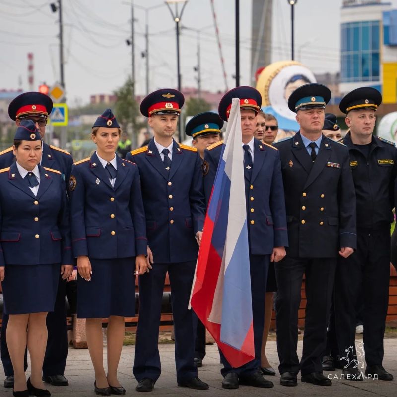 Сегодня в Салехарде торжественно подняли российский триколор Сегодня в Салехарде торжественно подняли российский триколор