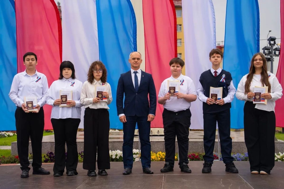 Сегодня в Салехарде торжественно подняли российский триколор Сегодня в Салехарде торжественно подняли российский триколор