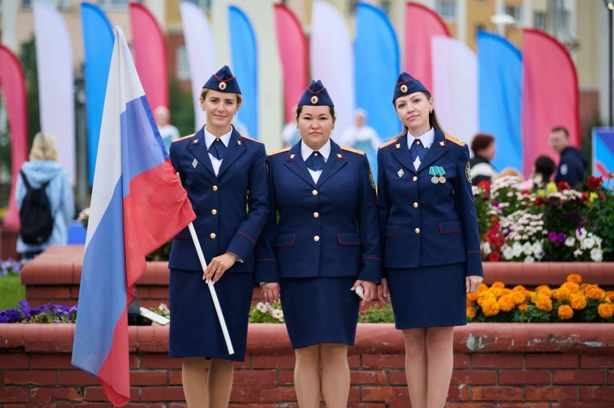 Офицеры СК России по ЯНАО приняли участие в праздновании Дня Государственного флага Российской Федерации Офицеры СК России по ЯНАО приняли участие в праздновании Дня Государственного флага Российской Федерации