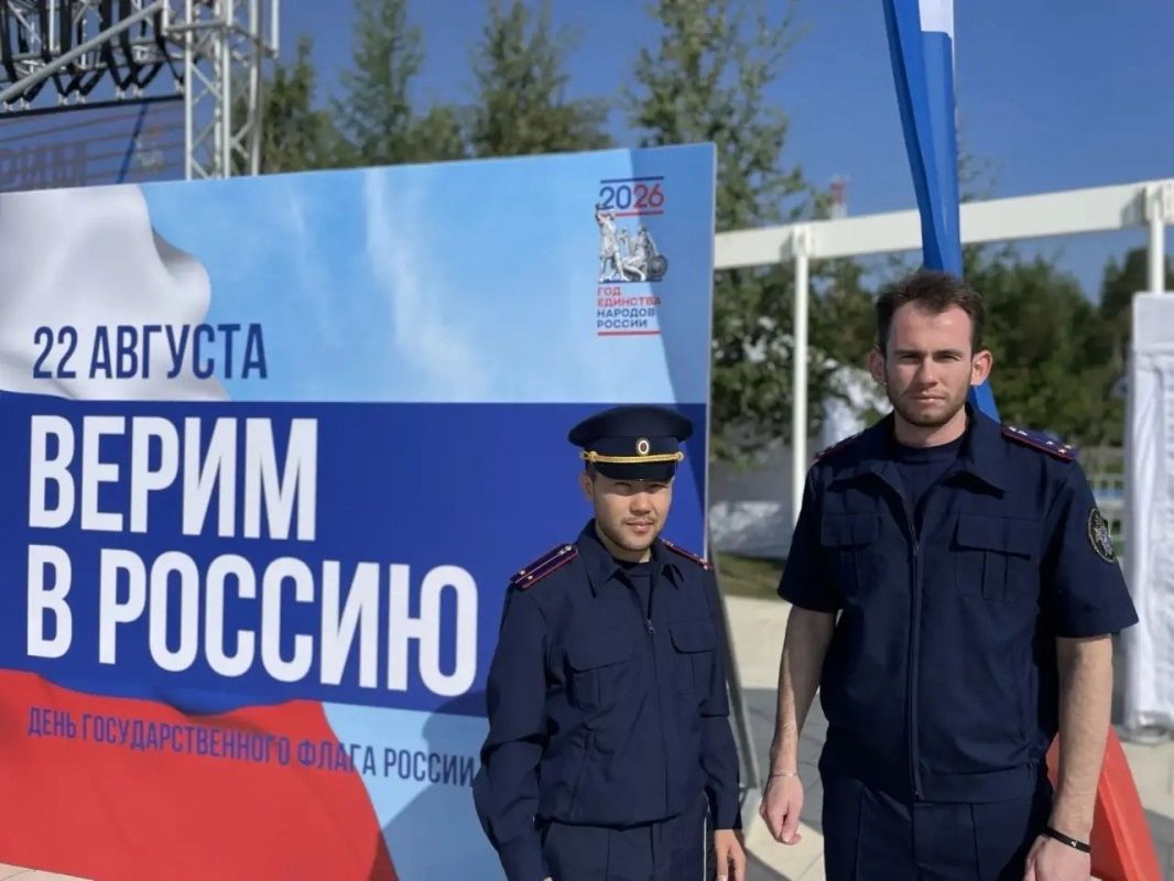 Сотрудники территориальных подразделений СК России по ЯНАО приняли участие в праздновании Дня Государственного флага России Сотрудники территориальных подразделений СК России по ЯНАО приняли участие в праздновании Дня Государственного флага России