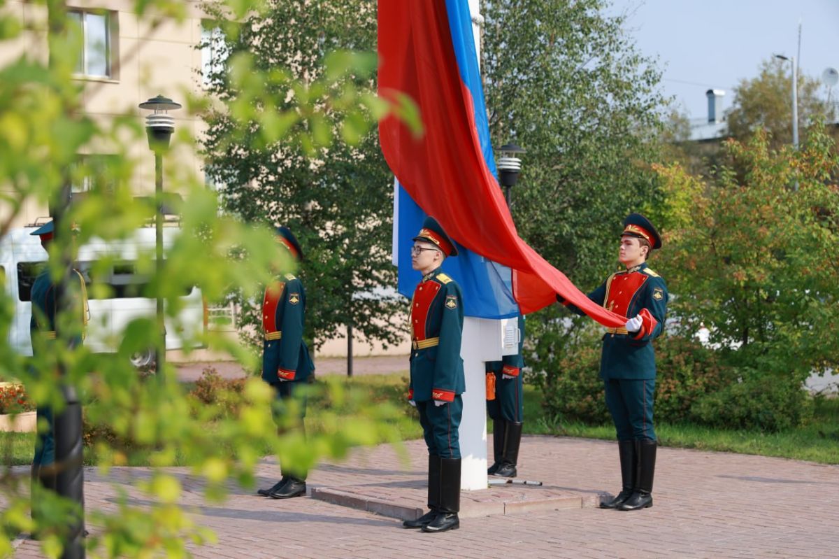 В Новом Уренгое под звуки гимна РФ подняли самый большой триколор на Ямале В Новом Уренгое под звуки гимна РФ подняли самый большой триколор на Ямале