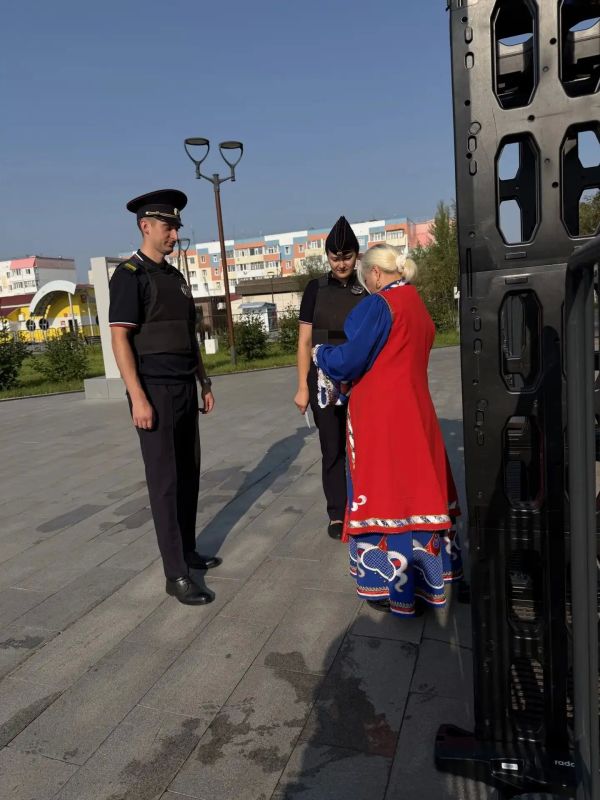 Муравленковские полицейские обеспечили охрану общественного порядка торжественного мероприятия, приуроченного ко Дню Государственного флага Российской Федерации Муравленковские полицейские обеспечили охрану общественного порядка торжественного мероприятия, приуроченного ко Дню Государственного флага Российской Федерации