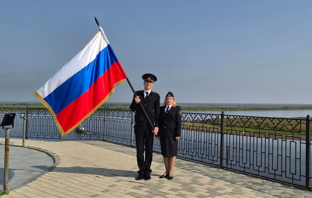 В преддверии Дня Государственного флага Российской Федерации сотрудники ОМВД России «Тазовское» приняли участие во Всероссийской патриотической акции #ПоднятьФлаг