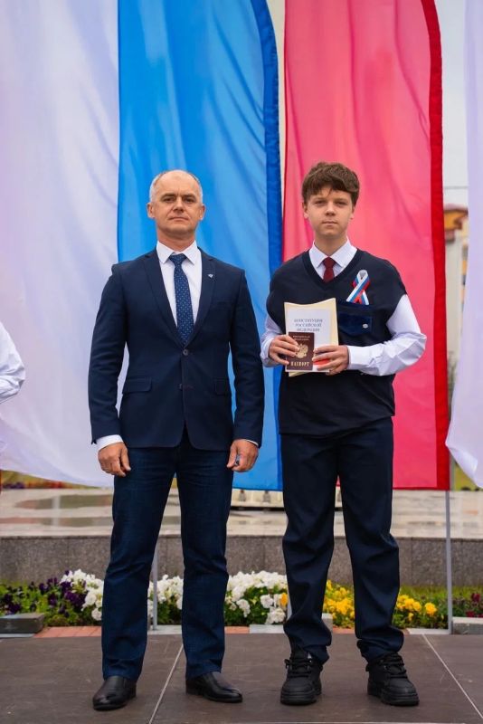 Сегодня в Салехарде торжественно подняли российский триколор Сегодня в Салехарде торжественно подняли российский триколор