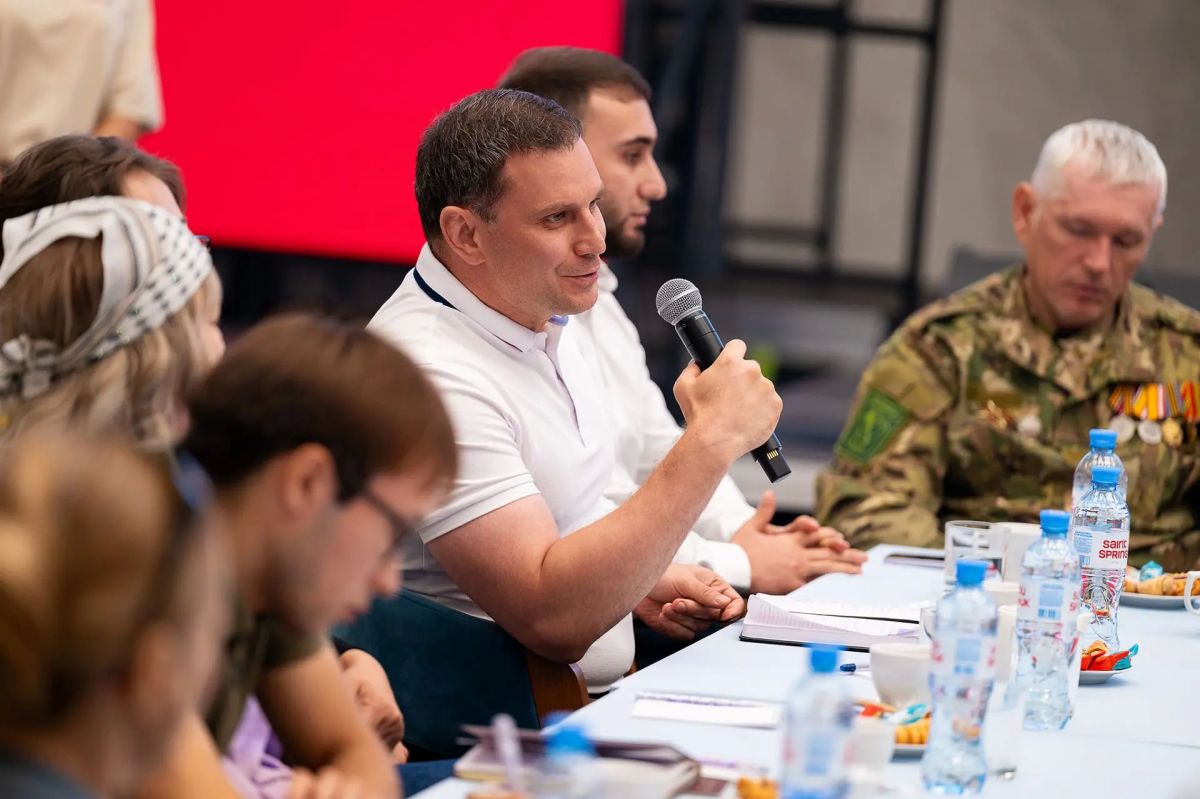 Дмитрий Артюхов: На встрече с участниками СВО в Новом Уренгое обсудили меры поддержки для защитников и их семей Дмитрий Артюхов: На встрече с участниками СВО в Новом Уренгое обсудили меры поддержки для защитников и их семей