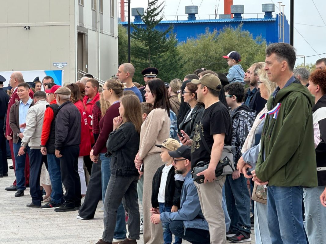 В Новом Уренгое под звуки гимна РФ подняли самый большой триколор на Ямале В Новом Уренгое под звуки гимна РФ подняли самый большой триколор на Ямале