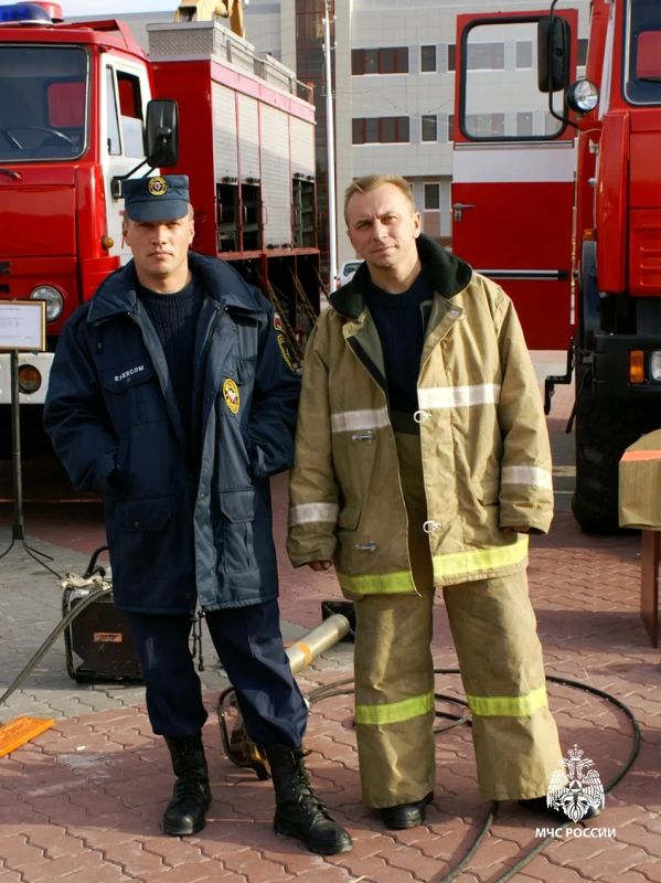 Сотрудники проводили в последний путь бывшего коллегу, погибшего при выполнении боевого задания в зоне проведения специальной военной операции Сотрудники проводили в последний путь бывшего коллегу, погибшего при выполнении боевого задания в зоне проведения специальной военной операции