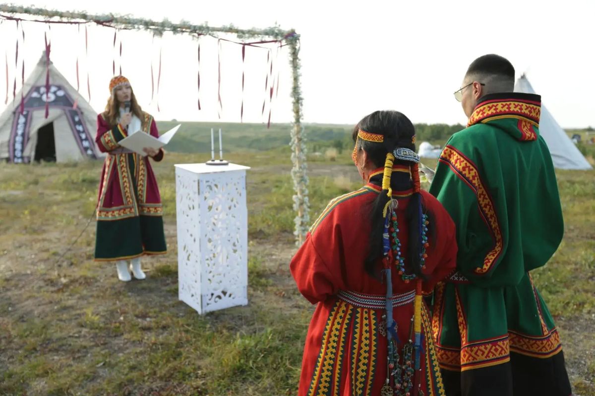 В Тазовской тундре сыграли настоящую ненецкую свадьбу В Тазовской тундре сыграли настоящую ненецкую свадьбу