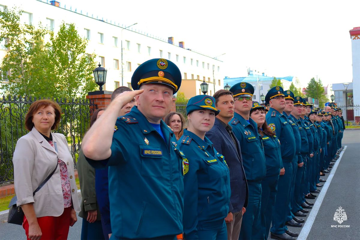 Каждый понедельник в Главном управлении МЧС России по ЯмалоНенецкому автономному округу начинается с особой церемонии — торжественного поднятия трёх флагов: Российской Федерации, МЧС России и ЯмалоНенецкого автономного округа Каждый понедельник в Главном управлении МЧС России по ЯмалоНенецкому автономному округу начинается с особой церемонии — торжественного поднятия трёх флагов: Российской Федерации, МЧС России и ЯмалоНенецкого автономного округа