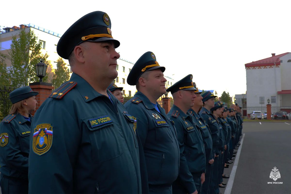 Каждый понедельник в Главном управлении МЧС России по ЯмалоНенецкому автономному округу начинается с особой церемонии — торжественного поднятия трёх флагов: Российской Федерации, МЧС России и ЯмалоНенецкого автономного округа Каждый понедельник в Главном управлении МЧС России по ЯмалоНенецкому автономному округу начинается с особой церемонии — торжественного поднятия трёх флагов: Российской Федерации, МЧС России и ЯмалоНенецкого автономного округа