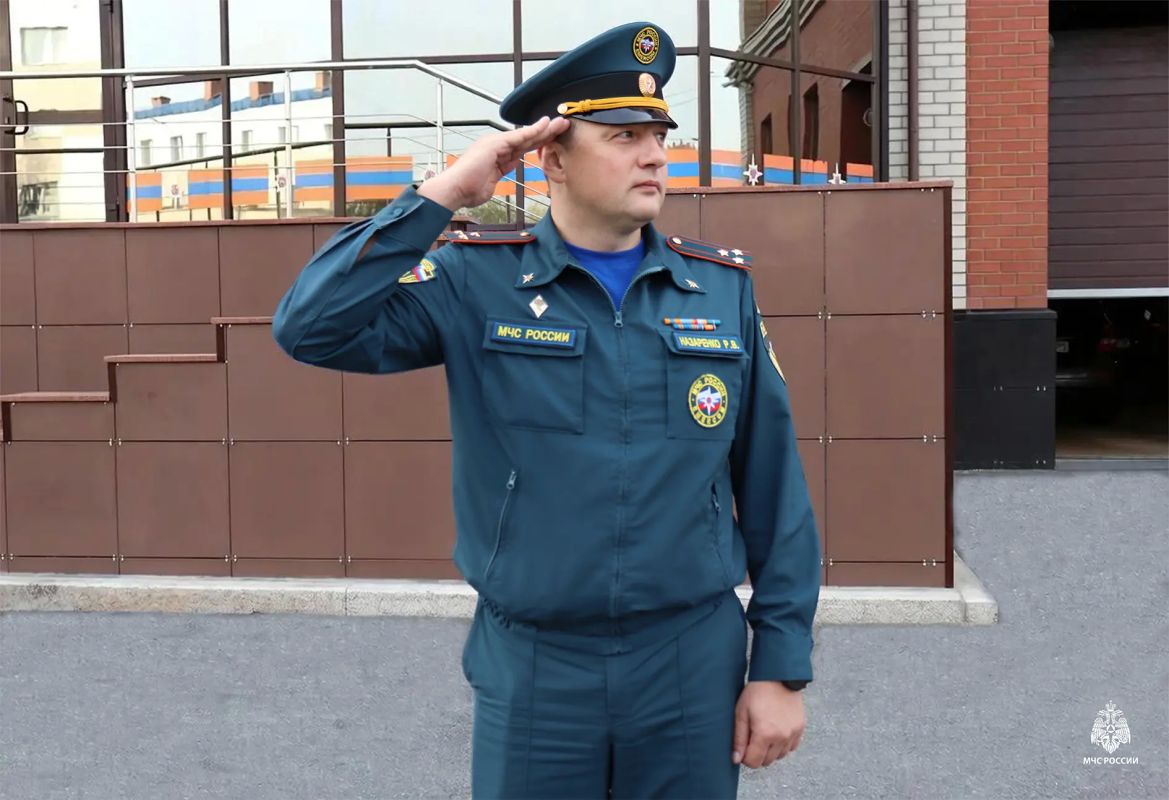 Каждый понедельник в Главном управлении МЧС России по ЯмалоНенецкому автономному округу начинается с особой церемонии — торжественного поднятия трёх флагов: Российской Федерации, МЧС России и ЯмалоНенецкого автономного округа