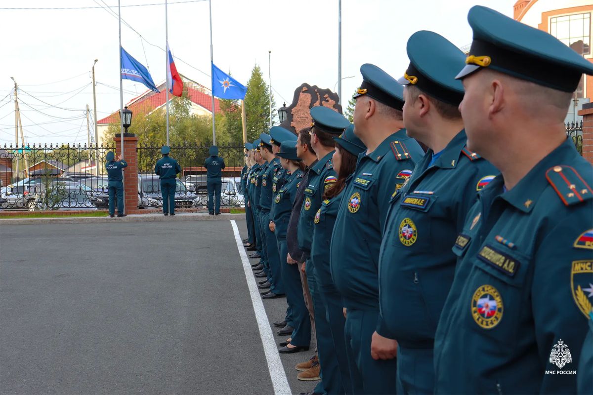 Каждый понедельник в Главном управлении МЧС России по ЯмалоНенецкому автономному округу начинается с особой церемонии — торжественного поднятия трёх флагов: Российской Федерации, МЧС России и ЯмалоНенецкого автономного округа Каждый понедельник в Главном управлении МЧС России по ЯмалоНенецкому автономному округу начинается с особой церемонии — торжественного поднятия трёх флагов: Российской Федерации, МЧС России и ЯмалоНенецкого автономного округа