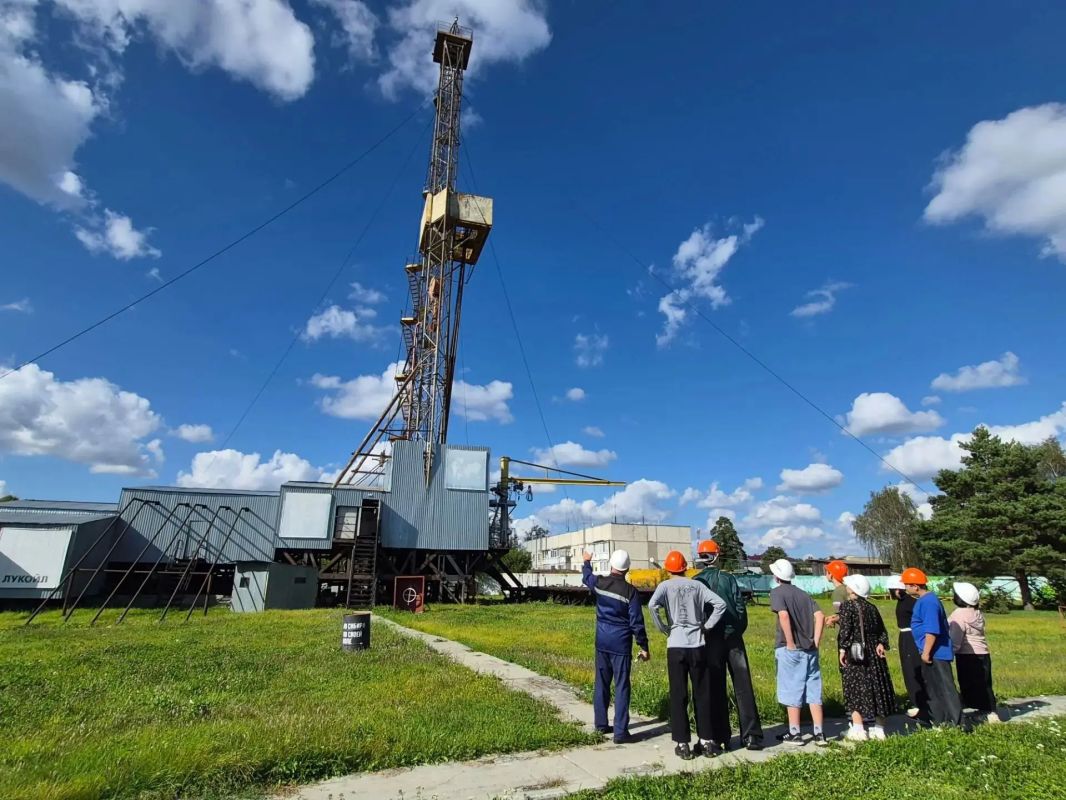 Ямальские ребята познакомились с нефтяной профессией Ямальские ребята познакомились с нефтяной профессией