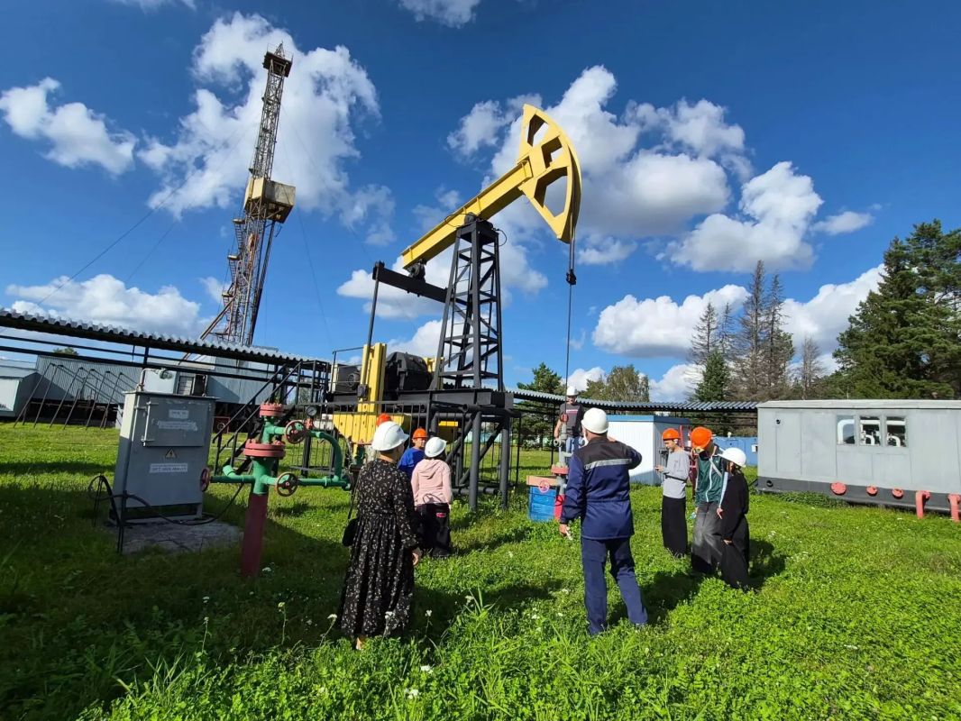 Ямальские ребята познакомились с нефтяной профессией Ямальские ребята познакомились с нефтяной профессией