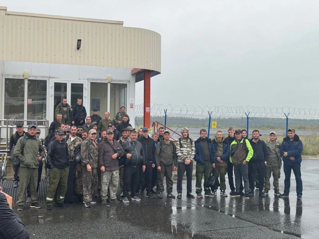 В Ноябрьск для усиления группировки по тушению лесных пожаров прибыли 58 пожарных-спасателей из Иркутской области