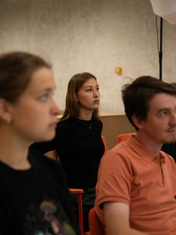 В Новом Уренгое наградили студентов, которые летом работали над озеленением города В Новом Уренгое наградили студентов, которые летом работали над озеленением города