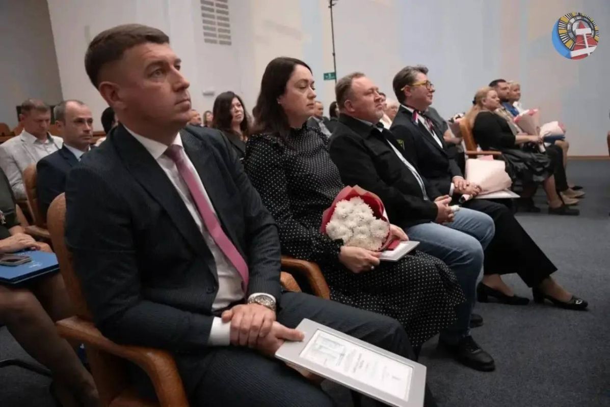 Накануне Дня города прошла торжественная церемония вручения наград работникам различных сфер деятельности: культуры, спорта, пассажирских перевозок, железнодорожного транспорта, аэропорта, «Почты России», «Газпрома»... Накануне Дня города прошла торжественная церемония вручения наград работникам различных сфер деятельности: культуры, спорта, пассажирских перевозок, железнодорожного транспорта, аэропорта, «Почты России», «Газпрома»...
