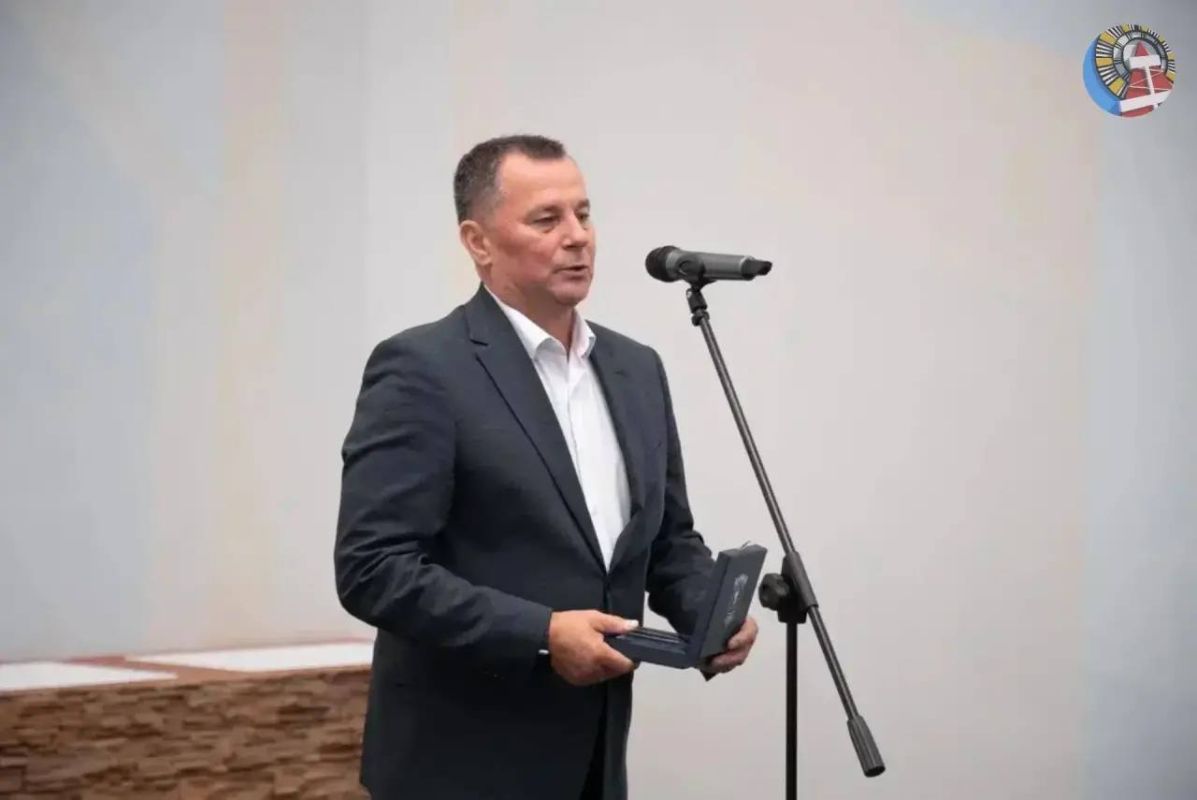 Накануне Дня города прошла торжественная церемония вручения наград работникам различных сфер деятельности: культуры, спорта, пассажирских перевозок, железнодорожного транспорта, аэропорта, «Почты России», «Газпрома»... Накануне Дня города прошла торжественная церемония вручения наград работникам различных сфер деятельности: культуры, спорта, пассажирских перевозок, железнодорожного транспорта, аэропорта, «Почты России», «Газпрома»...