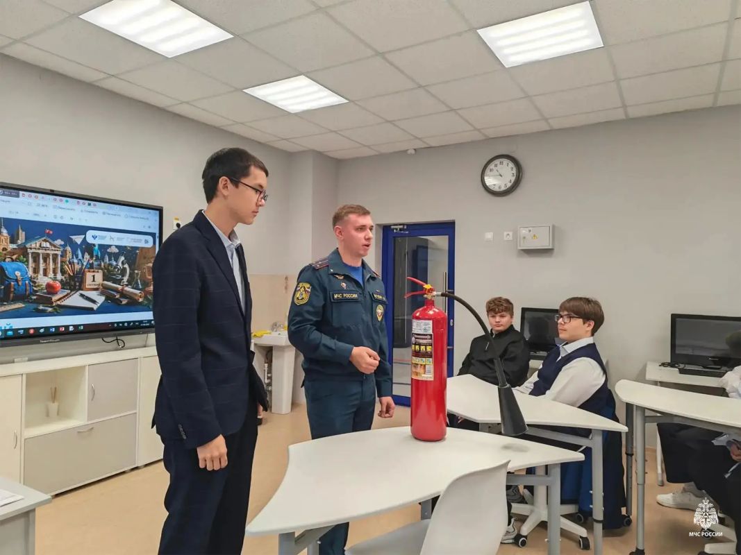 Сотрудники пожарноспасательного гарнизона — на школьных линейках в Ноябрьске Сотрудники пожарноспасательного гарнизона — на школьных линейках в Ноябрьске
