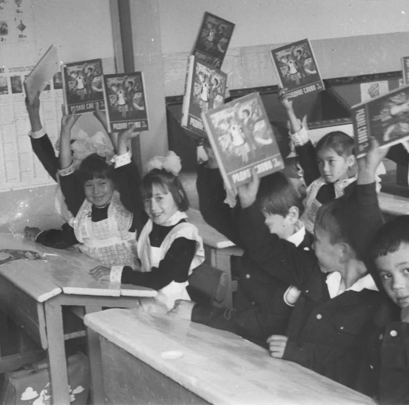 С Днём знаний! Школьная история Ямала в архивных кадрах С Днём знаний! Школьная история Ямала в архивных кадрах