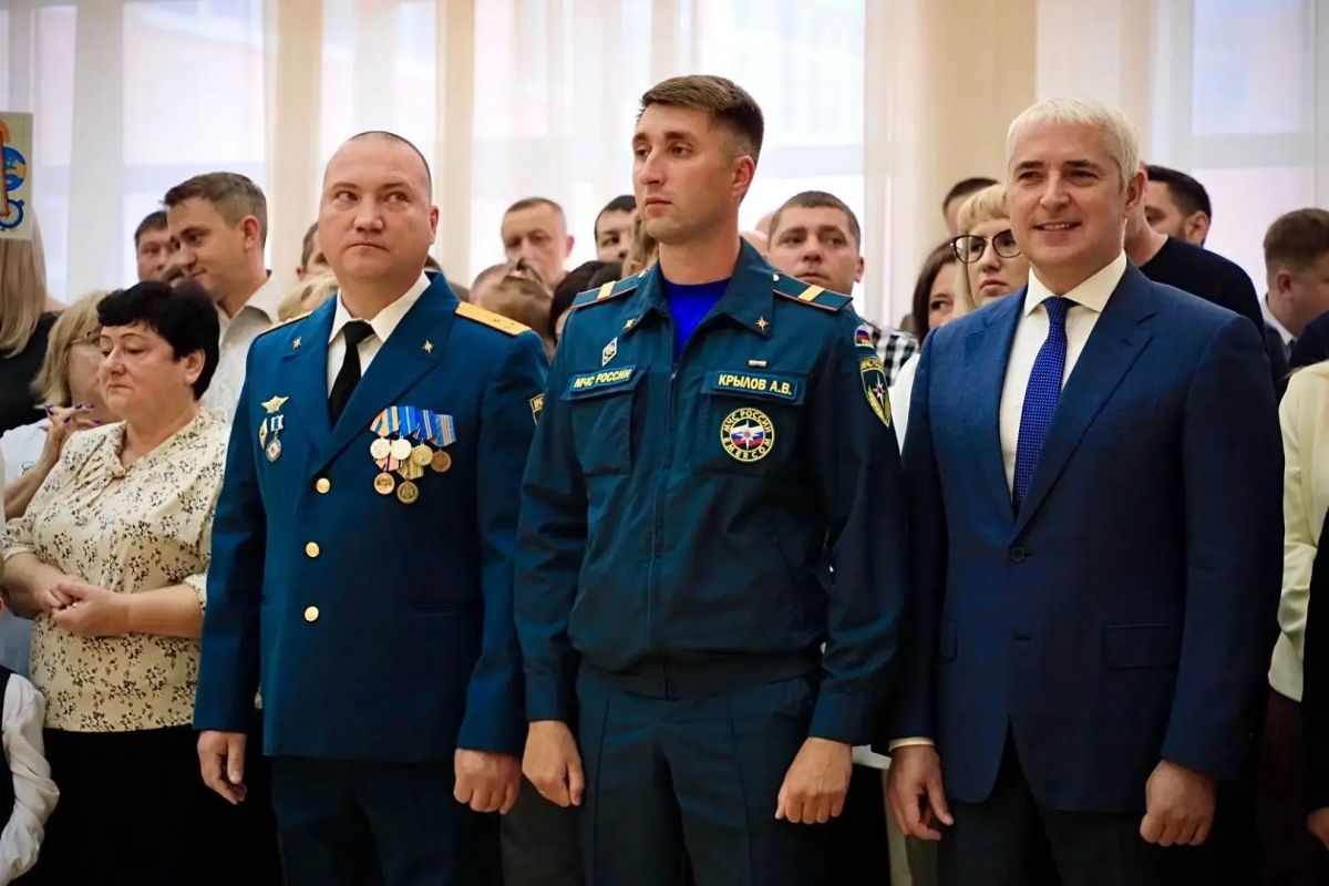Алексей Романов: Сегодня весь город будто дышит поособенному: в Ноябрьске звучат первые звонки, и в каждом из них - тысячи историй Алексей Романов: Сегодня весь город будто дышит поособенному: в Ноябрьске звучат первые звонки, и в каждом из них - тысячи историй