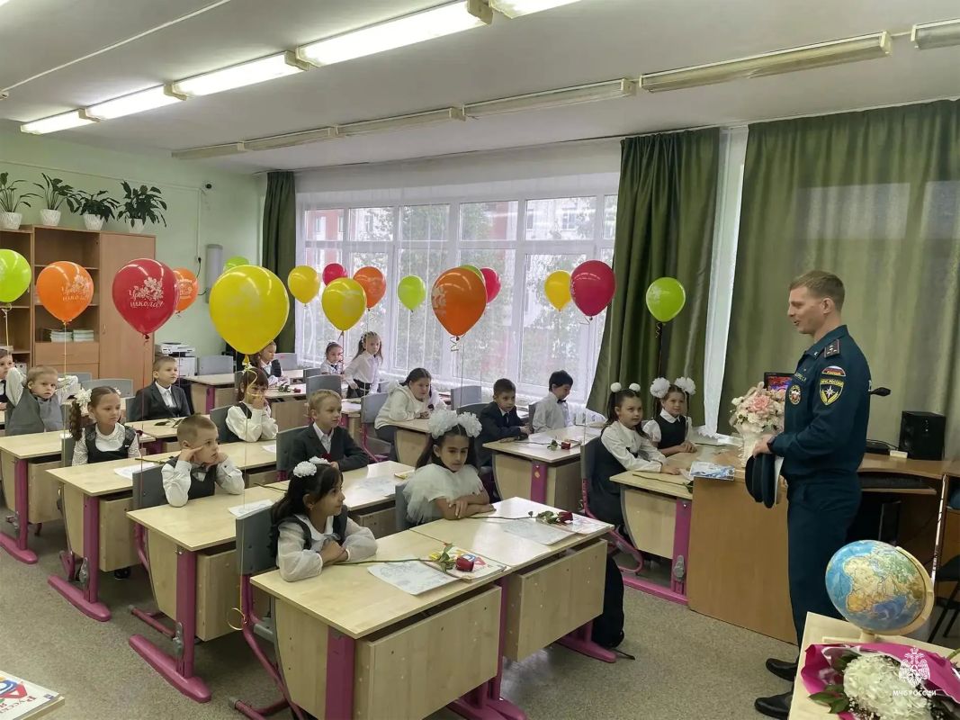 Сотрудники пожарноспасательного гарнизона — на школьных линейках в Ноябрьске Сотрудники пожарноспасательного гарнизона — на школьных линейках в Ноябрьске
