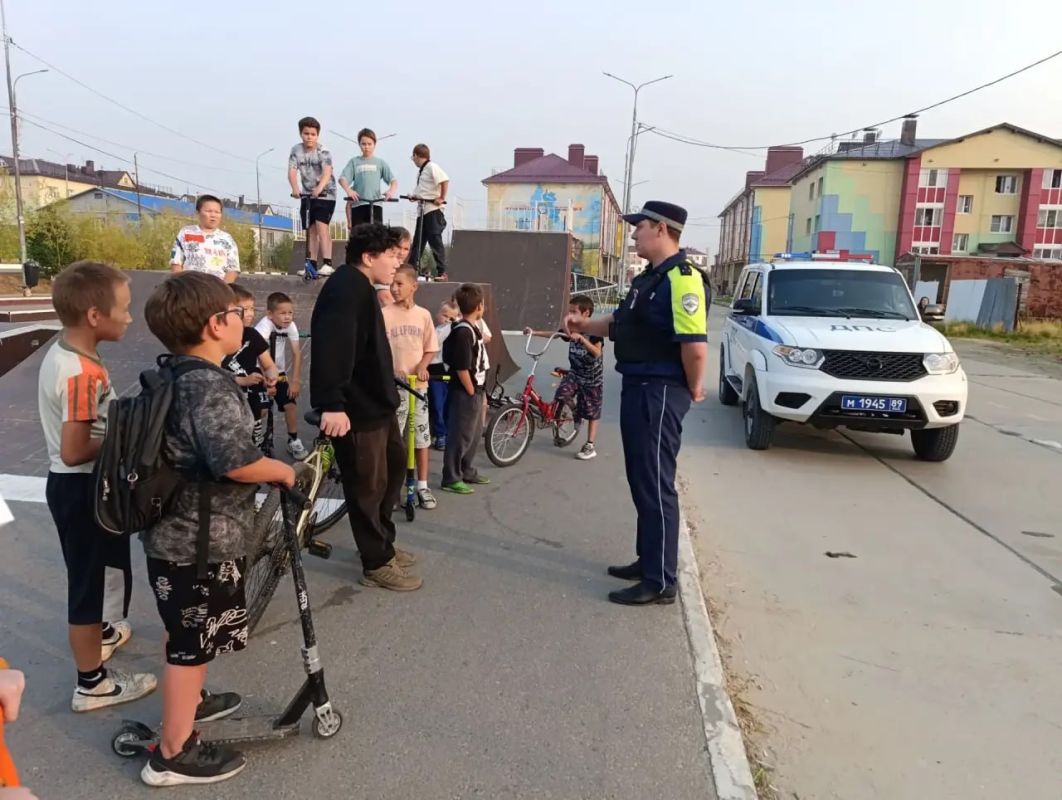 Автоинспекторы Тазовского района провели профилактическое мероприятие на скейтплощадке для детей и подростков