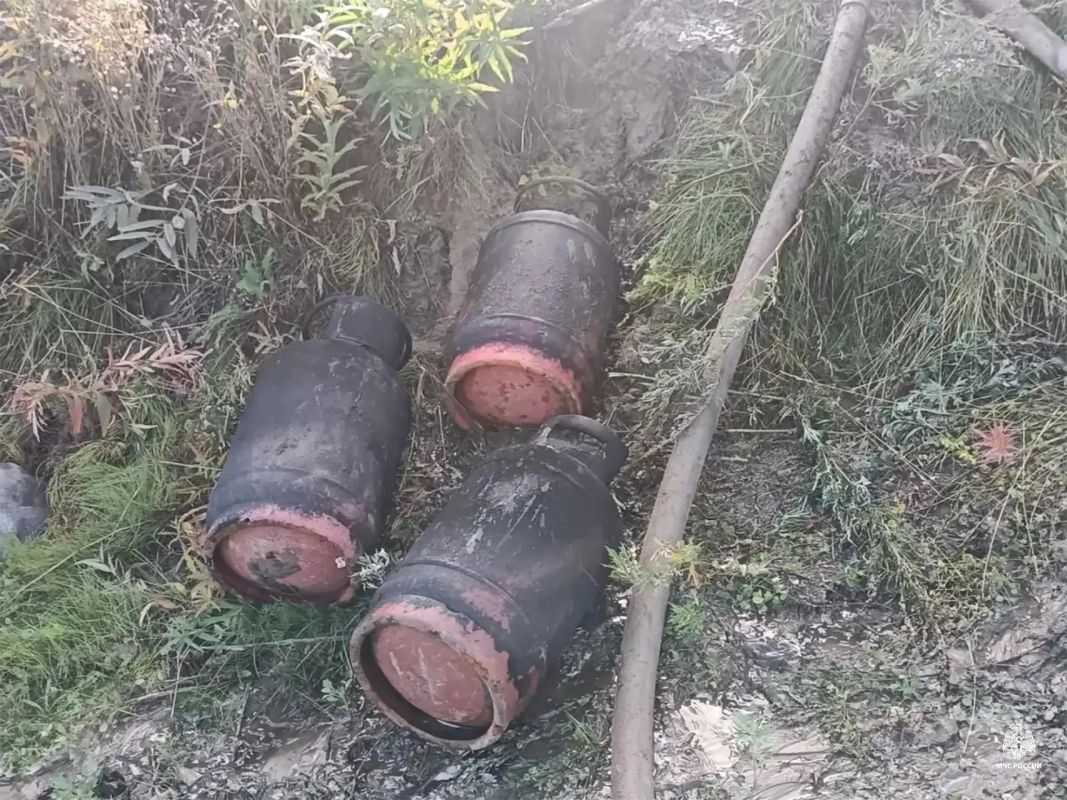 Эвакуировано 16 газовых баллонов и 4 канистры с топливом Эвакуировано 16 газовых баллонов и 4 канистры с топливом