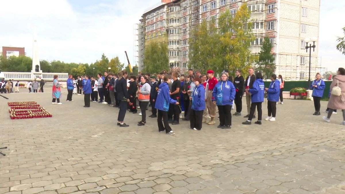 В Салехарде почтили память жертв трагедии в Беслане В Салехарде почтили память жертв трагедии в Беслане