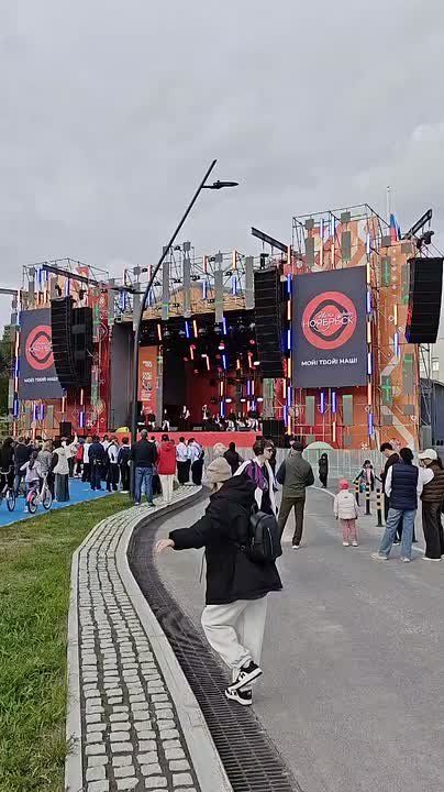 ПРАЗДНИЧНАЯ ПРОГРАММА на центральной сцене!