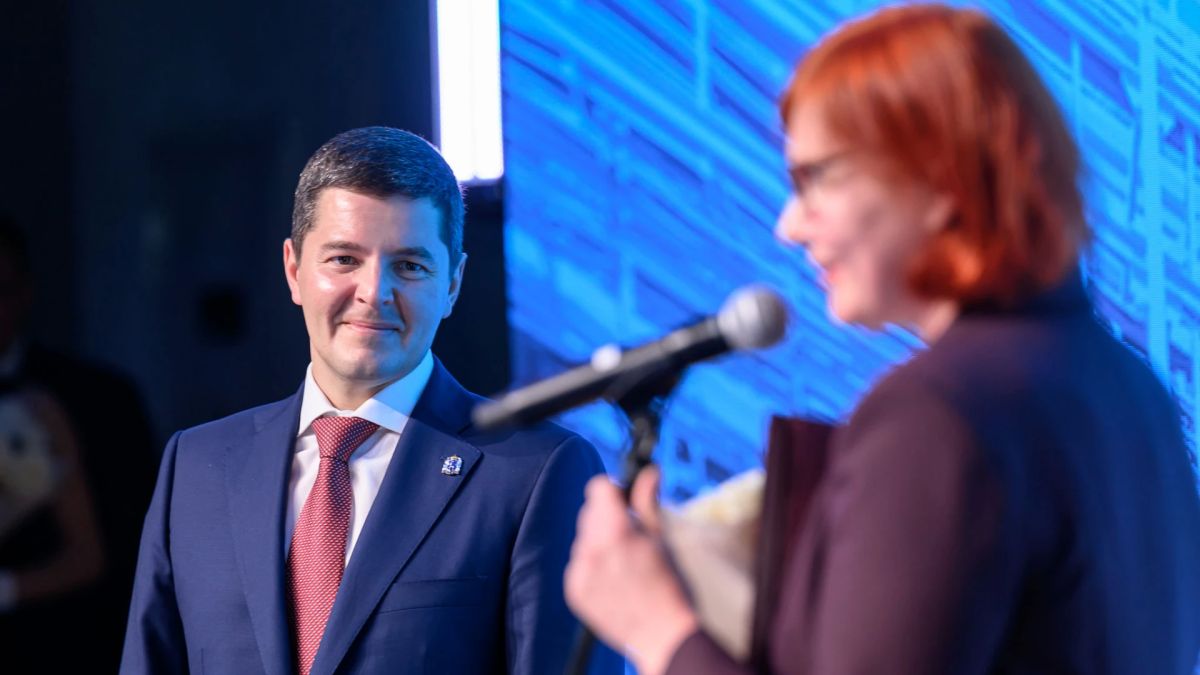В Новом Уренгое наградили нефтегазовых работников В Новом Уренгое наградили нефтегазовых работников