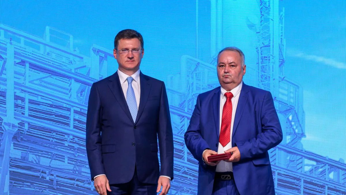 В Новом Уренгое вручили награды лучшим работникам нефтегазовой отрасли Ямала В Новом Уренгое вручили награды лучшим работникам нефтегазовой отрасли Ямала