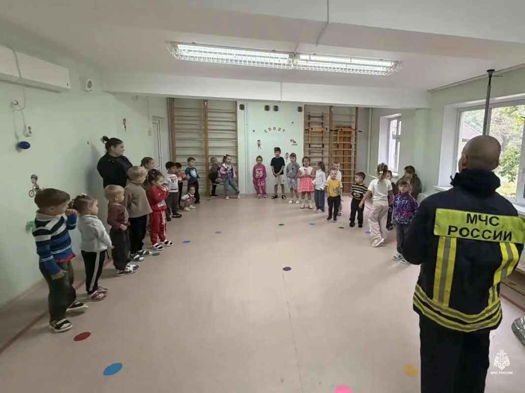 Члены Молодёжного совета МЧС России города Ноябрьск провели познавательную встречу с воспитанниками детского сада «Ласточка» Члены Молодёжного совета МЧС России города Ноябрьск провели познавательную встречу с воспитанниками детского сада «Ласточка»
