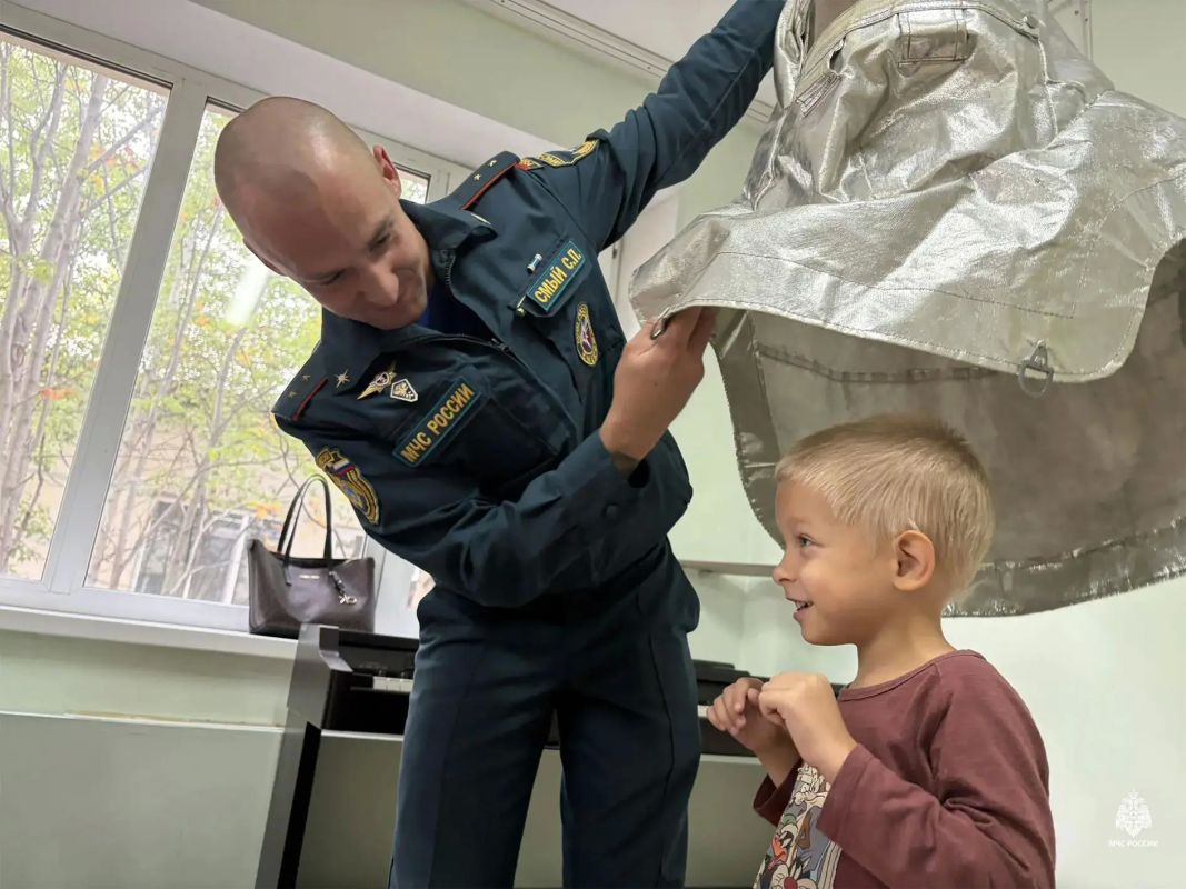 Члены Молодёжного совета МЧС России города Ноябрьск провели познавательную встречу с воспитанниками детского сада «Ласточка» Члены Молодёжного совета МЧС России города Ноябрьск провели познавательную встречу с воспитанниками детского сада «Ласточка»