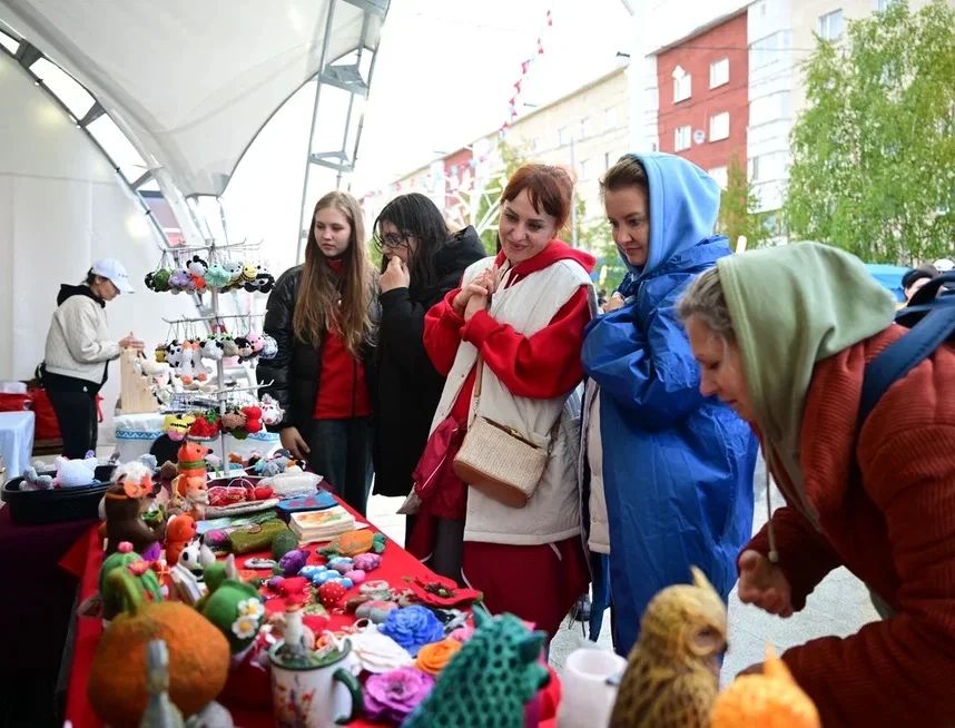 Творчество без границ. Сегодня на городской площади и Интернациональной улице продолжают работать площадки для креативных и находчивых: раскраски, аквагрим, сладкие мастер-классы и рукоделие Творчество без границ. Сегодня на городской площади и Интернациональной улице продолжают работать площадки для креативных и находчивых: раскраски, аквагрим, сладкие мастер-классы и рукоделие