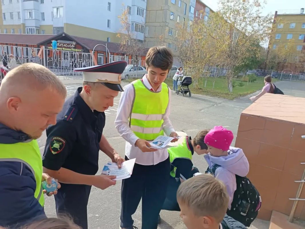 В Новом Уренгое Госавтоинспекция совместно с родителями и представителями «Лаборатории безопасности» проводят родительские патрули вблизи школ