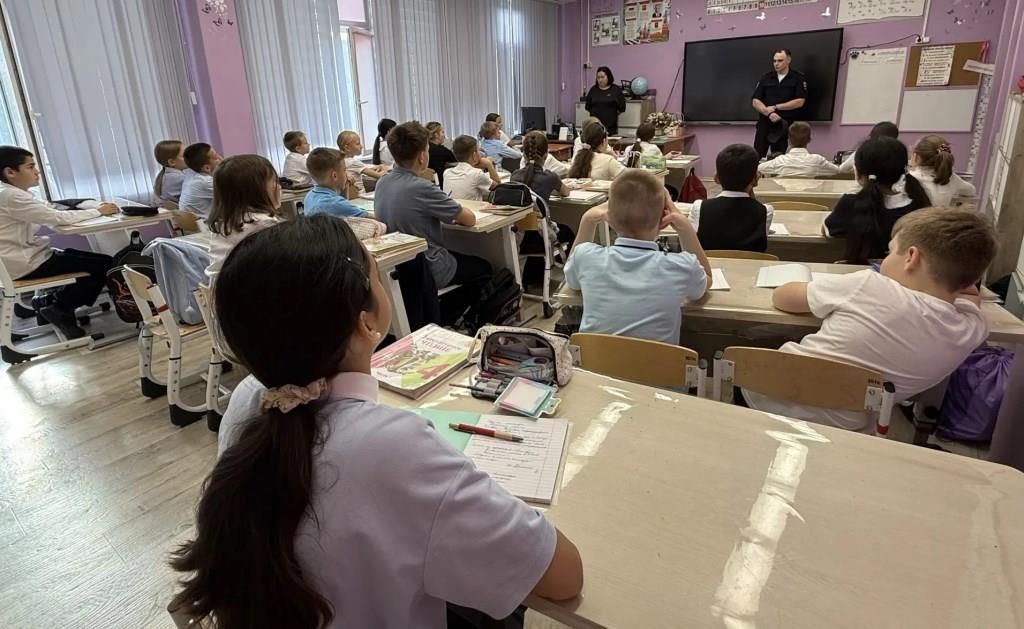 Сотрудники Ноябрьской Госавтоинспекции провели лекторий по ПДД в СОШ № 12 Сотрудники Ноябрьской Госавтоинспекции провели лекторий по ПДД в СОШ № 12