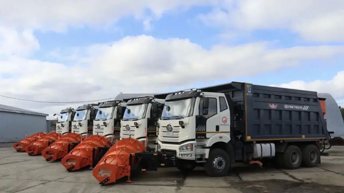 Пять новых дорожных машин поступили в округ Пять новых дорожных машин поступили в округ