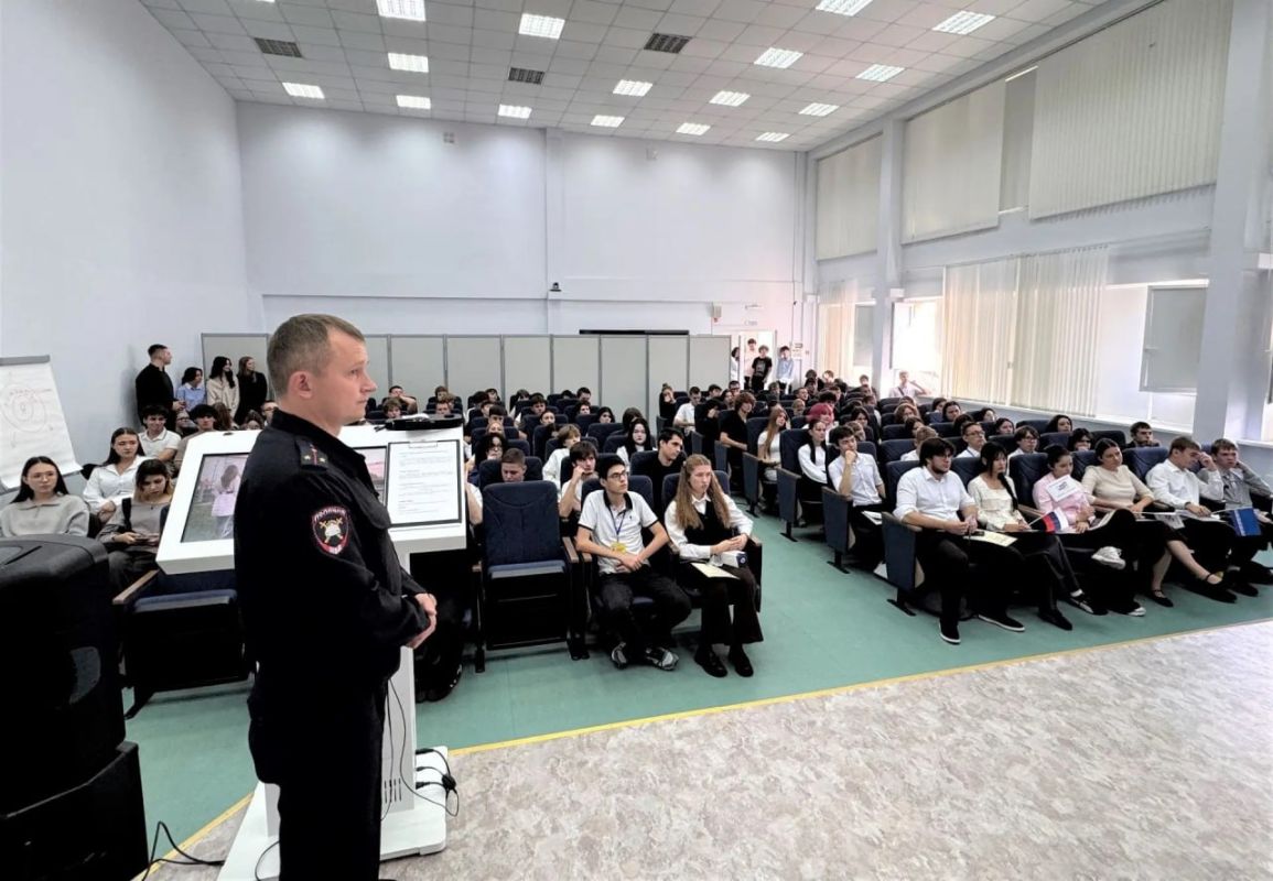 В Ноябрьском колледже прошёл крашкурс по дорожной безопасности В Ноябрьском колледже прошёл крашкурс по дорожной безопасности