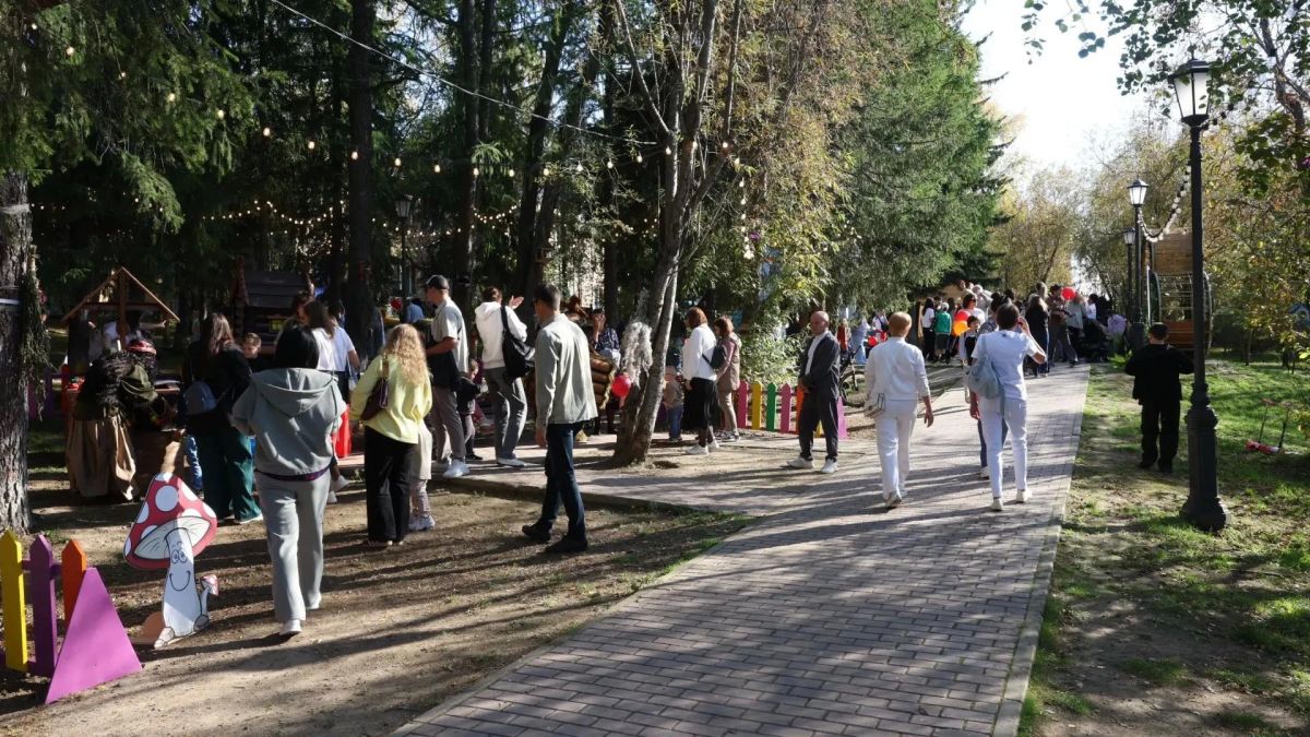 На улице Ленина в Салехарде сегодня многолюдно На улице Ленина в Салехарде сегодня многолюдно