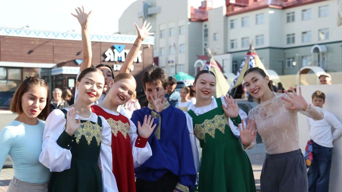 На улице Ленина в Салехарде сегодня многолюдно На улице Ленина в Салехарде сегодня многолюдно