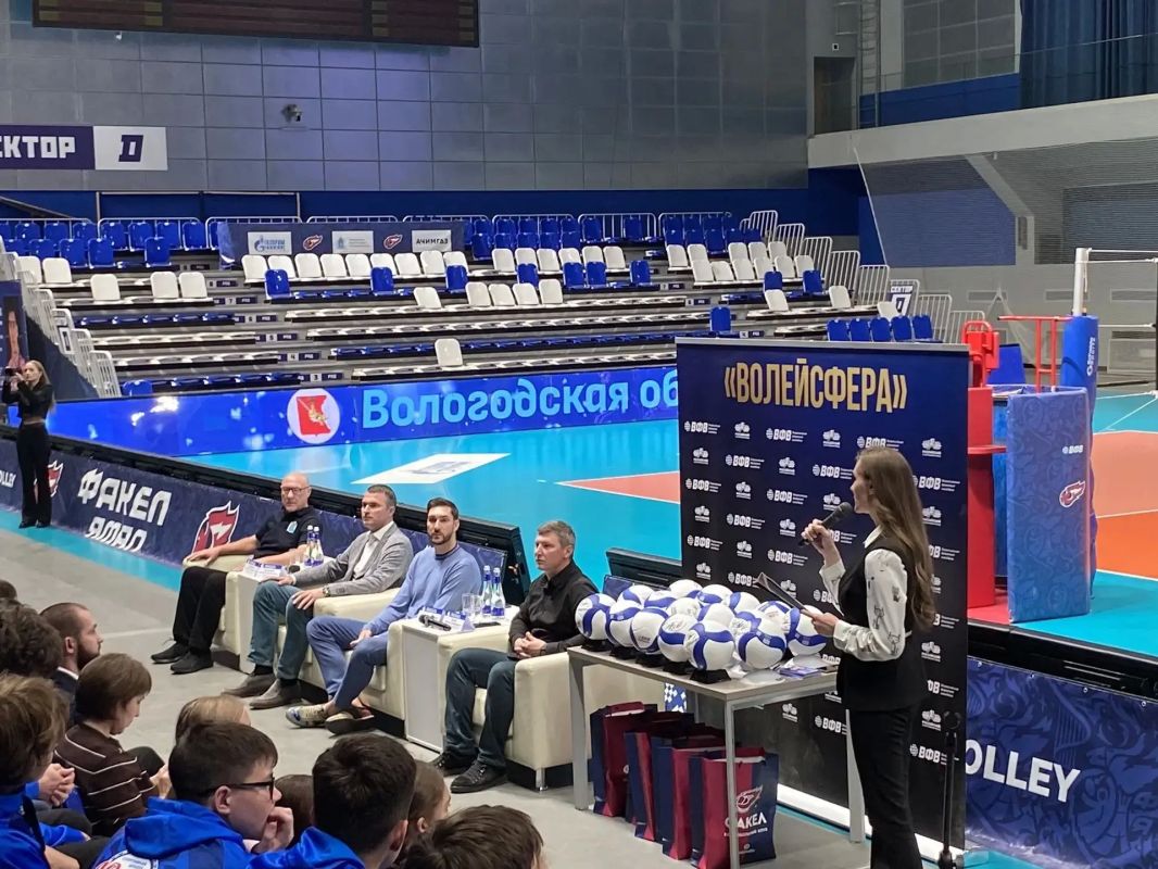 В Новом Уренгое во дворце спорта «Звёздный» организовали пресс-конференцию, посвященную IX Международному арктическому юношескому турниру по волейболу «Кубок Губернатора Ямала» В Новом Уренгое во дворце спорта «Звёздный» организовали пресс-конференцию, посвященную IX Международному арктическому юношескому турниру по волейболу «Кубок Губернатора Ямала»