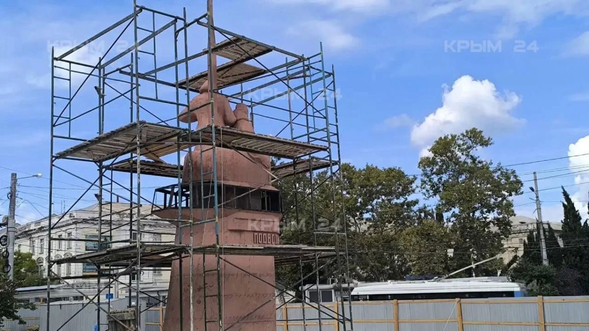 Памятник подводникам-черноморцам в Севастополе начали реставрировать Памятник подводникам-черноморцам в Севастополе начали реставрировать