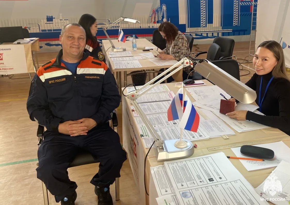 Спасатели Арктического комплексного аварийно-спасательного центра приняли участие в досрочном голосовании Спасатели Арктического комплексного аварийно-спасательного центра приняли участие в досрочном голосовании