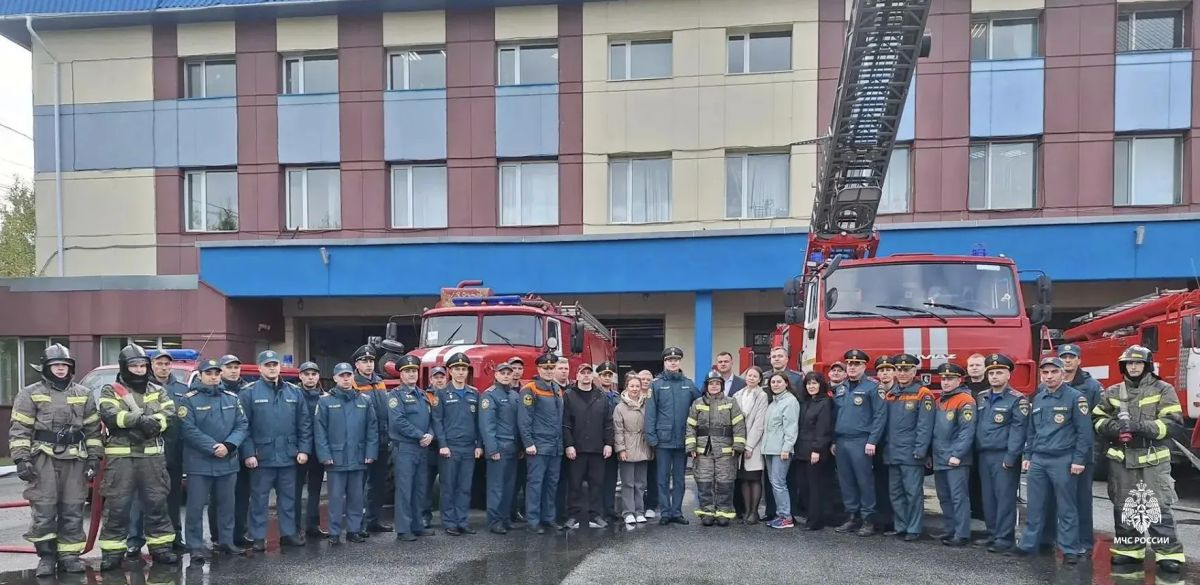 На фасаде третьей пожарноспасательной части города Надым состоялись торжественные проводы на заслуженный отдых прапорщика внутренней службы Веры Александровны Коваленко — диспетчера центрального пункта пожарной связи службы... На фасаде третьей пожарноспасательной части города Надым состоялись торжественные проводы на заслуженный отдых прапорщика внутренней службы Веры Александровны Коваленко — диспетчера центрального пункта пожарной связи службы...