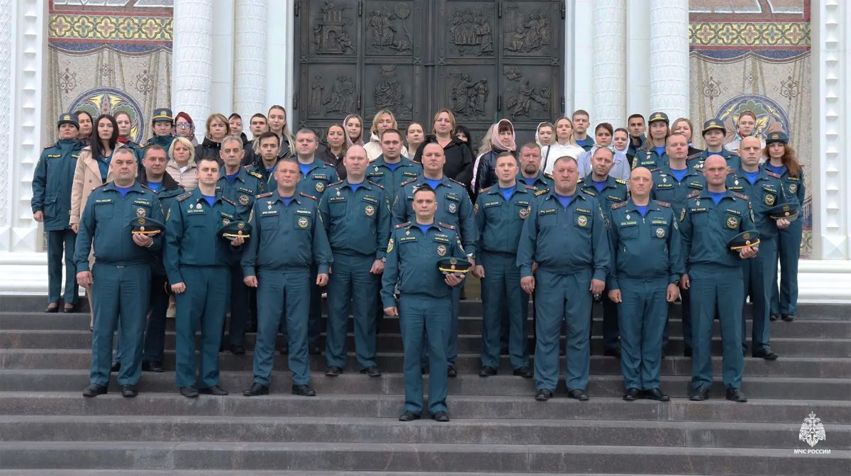 Под небесным покровом: в главном храме Арктики спасатели Ямала помолились перед иконой «Неопалимая купина»