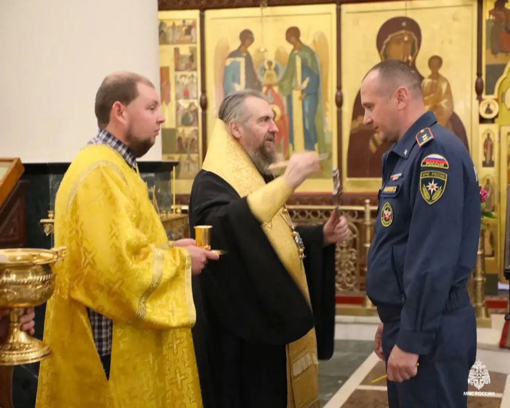 Сотрудники Ноябрьского пожарно-спасательного гарнизона приняли участие в молебне перед иконой «Неопалимая Купина» Сотрудники Ноябрьского пожарно-спасательного гарнизона приняли участие в молебне перед иконой «Неопалимая Купина»