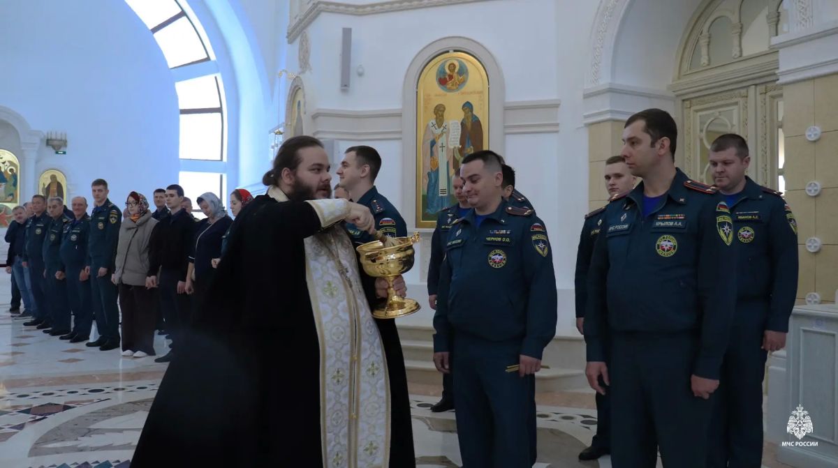 Под небесным покровом: в главном храме Арктики спасатели Ямала помолились перед иконой «Неопалимая купина» Под небесным покровом: в главном храме Арктики спасатели Ямала помолились перед иконой «Неопалимая купина»