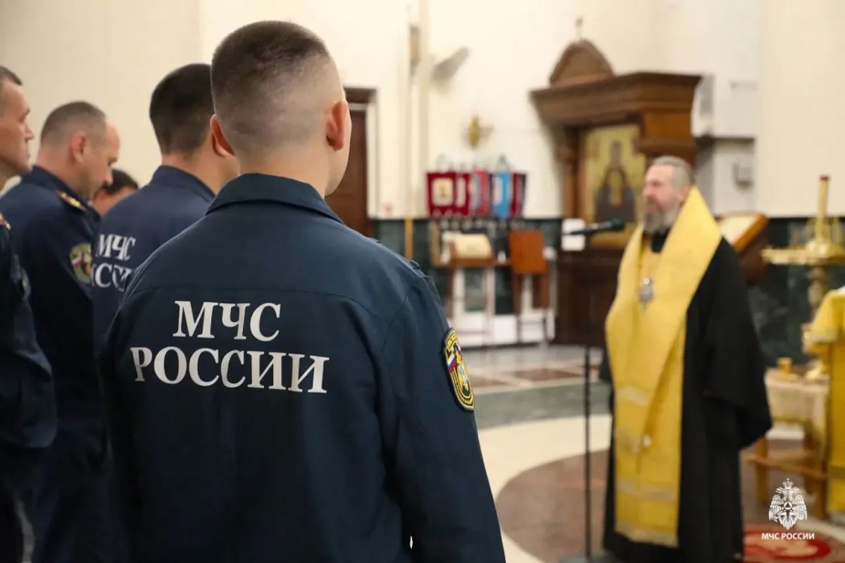 Сотрудники Ноябрьского пожарно-спасательного гарнизона приняли участие в молебне перед иконой «Неопалимая Купина» Сотрудники Ноябрьского пожарно-спасательного гарнизона приняли участие в молебне перед иконой «Неопалимая Купина»